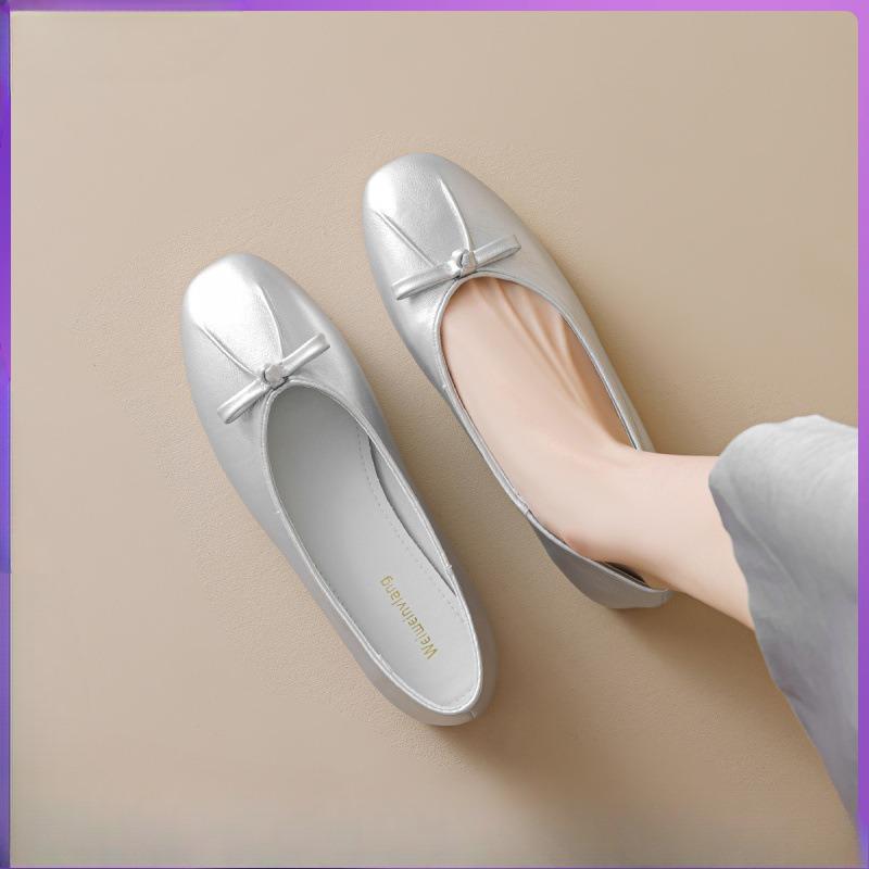 A Shallow-mouthed Single-shoe Girl Is Wearing Flat Soft-soled Grandma Shoes on One Foot