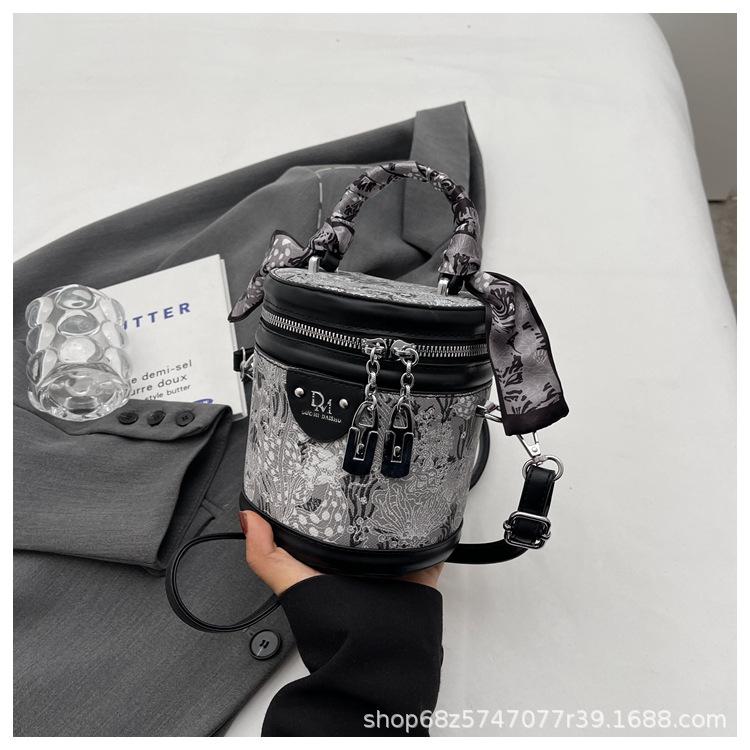 Textured small bag women's 2025 foreign style new Korean high-value shoulder bag going out portable messenger bag cylinder bag
