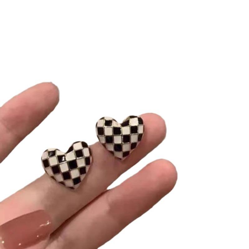 Checkered Heart Stud Earrings – Korean Mori & Ins Style, Exquisite Versatile Design, Small & Elegant.