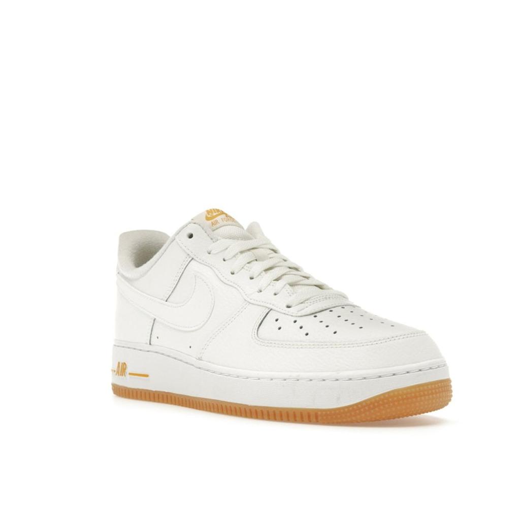 Nike Air Force 1 07 Weiß University Gold Gum Herren Sneaker Gummi-Hellbraun DZ4512-100