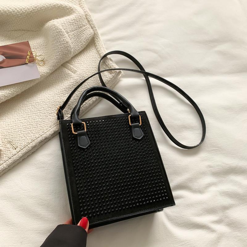 Chic And Casual Commuter Shoulder Bag 2023 Spring Collection With Zipper Closure