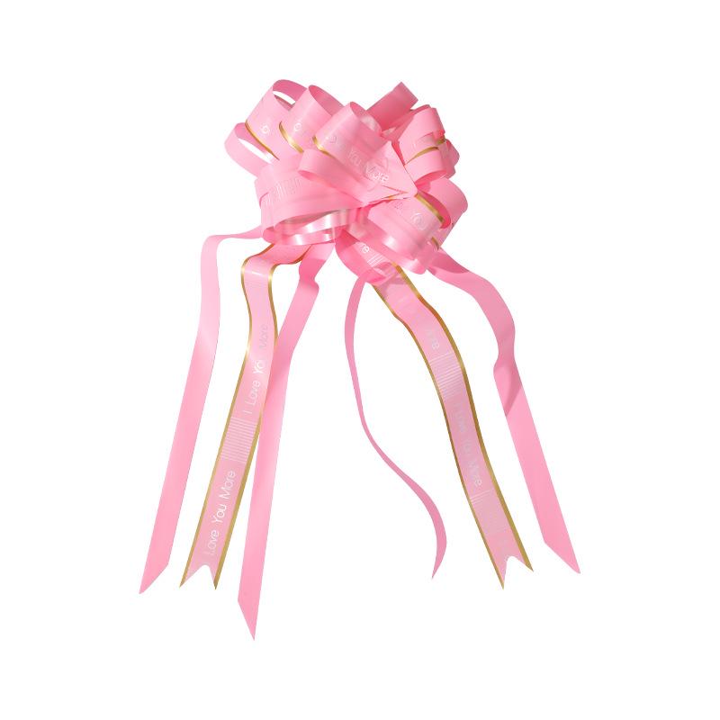 Velká stahovací mašle na schodišťové zábradlí, svatební auto a dekoraci na kolaudaci