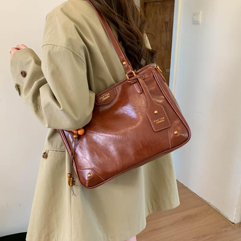 

Повседневная простая сумка-тоут большой вместимости 2025 для ежедневных поездок на работу, высококлассная женская корейская версия, сумка через плечо, женская сумка коричневый