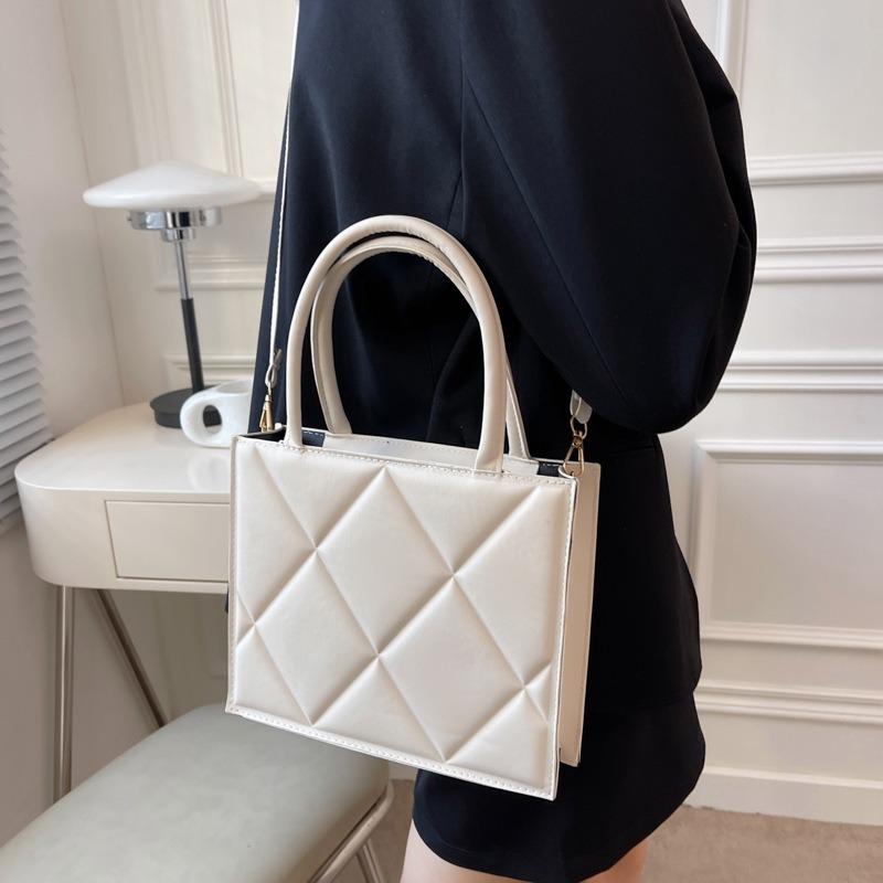 Solid color bag women's new spring and summer diamond solid color portable shoulder messenger bag simple small square bag tide