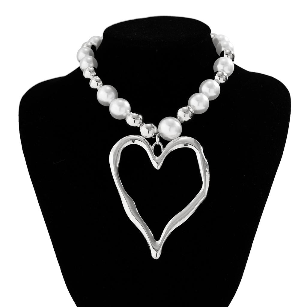 Unique Irregular Heart Pendant Necklace Fashionable Beads Necklace Stylish Neck Jewelry Suitable for Various Occasions
