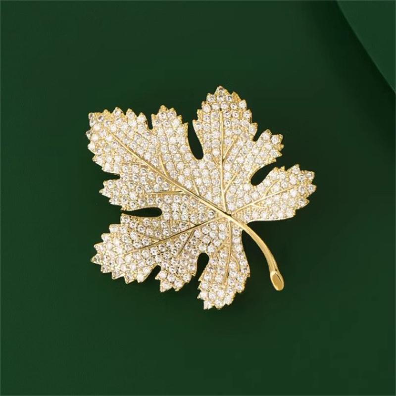 Exquisite Maple Leaf Brooches For Women Girls Luxury Elegant Plant Pins Versatile Shiny Corsage Clothing Accessories Gifts