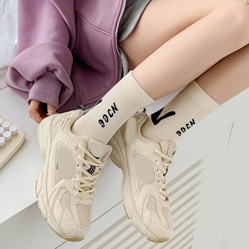 Fashionable Middle Calf Socks with Cartoon Cats Print in Soft Cotton Color Block Student Crew Socks Hosiery for Women