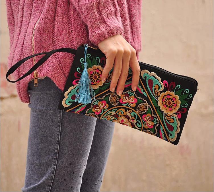 Tragbare bestickte Damenhandtaschen National Ethno Schmetterling Blume Taschen für Dame Clutch Quaste Kleine Klappe Abendtasche 2024 Neu