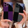 Capa de celular em vidro temperado com estampa quadriculada em preto e branco e detalhes em roxo para iPhone 16 Pro Max, 15 Pro, 14, 13, 12 Mini, 11, XS Max, XR, 7, 8 Plus e SE 2022.