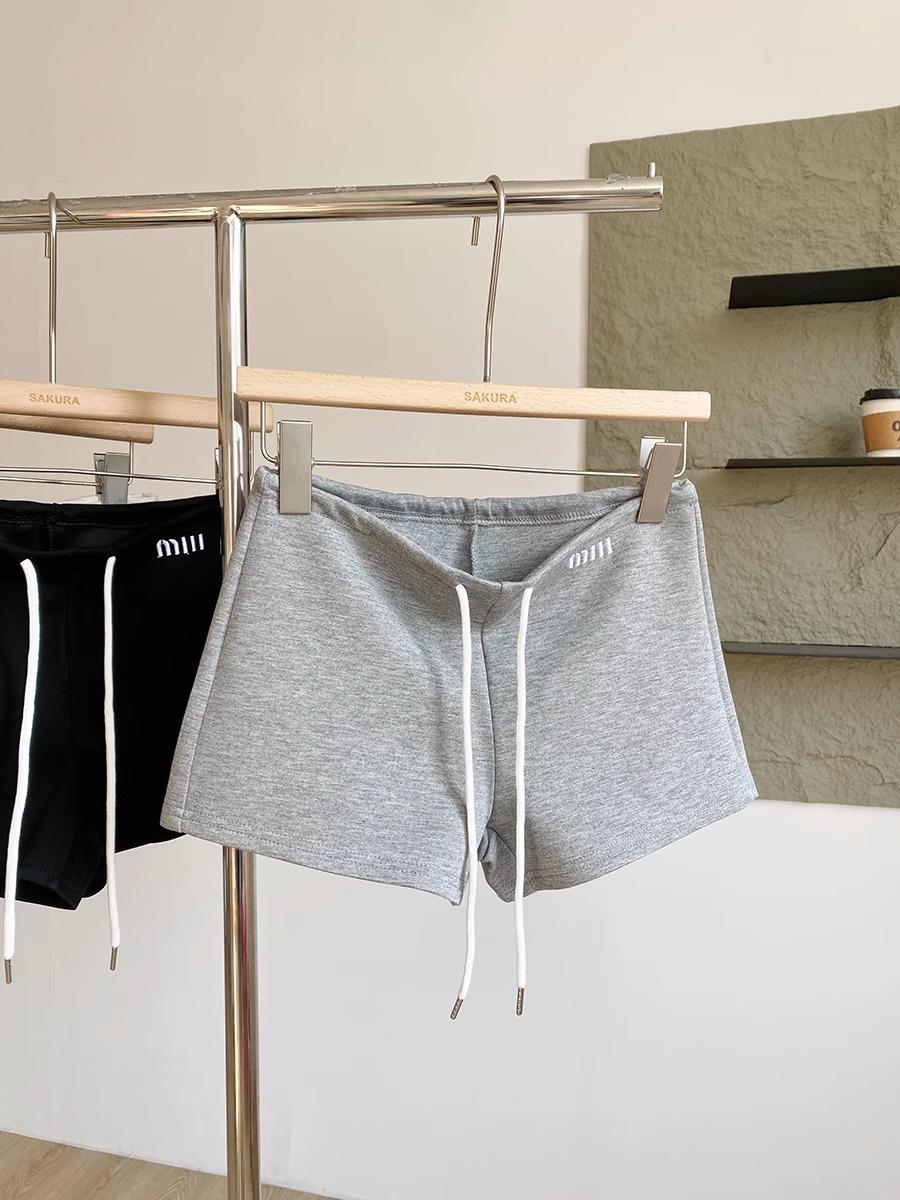 

Женские летние шорты 2025 года в корейском стиле с высокой талией, облегающие, для миниатюрных, универсальные, однотонные, с широкими штанинами. M