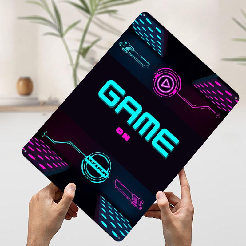 

ИГРА НАЧИНАЕТСЯ Неоновый Киберпанк С Жирным Шрифтом Текст Жестяной Плакат Индивидуальное Настенное Искусство Винтажные Ретро Металлические Знаки для Украшения Комнаты 7.9x11.8In(20x30cm)