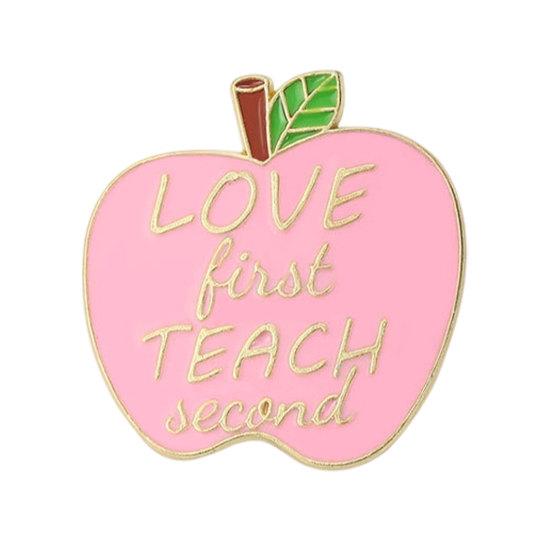 Yangyizhi Brooch Pin, Enamel Teacher-Themed Fruit Shape Lapel Lightweight Outfit Badge for Teachers Day Graduation