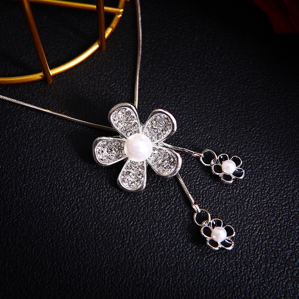 Elegant Long Chain Sweater Necklace: Autumn/Winter Chic Pendant for Women