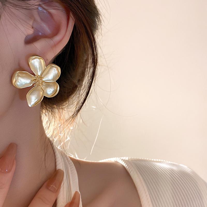 New Personality Design Red Flower Stud Earrings for Women Charm Retro Korea Earring Jewelry Accessories Wedding Bride Gift