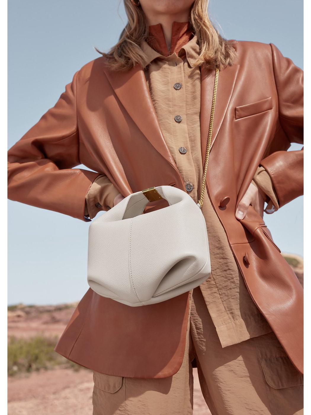 

Французький POEIVE Нішевий Бренд Жіноча Розкішна Сумка-Ланчбокс з Ланцюжком на Плече та через Плече з Коров ячої Шкіри