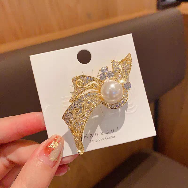 New luxury atmospheric brooch exquisite sparkling diamond pearl corsage high-end design pin