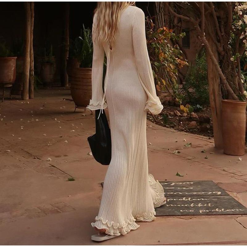 Elegantní pletené dlouhé šaty s vroubkovaným výstřihem a dlouhým rukávem Dámské dlouhé kudrnaté šaty úzkého střihu s vysokým pasem