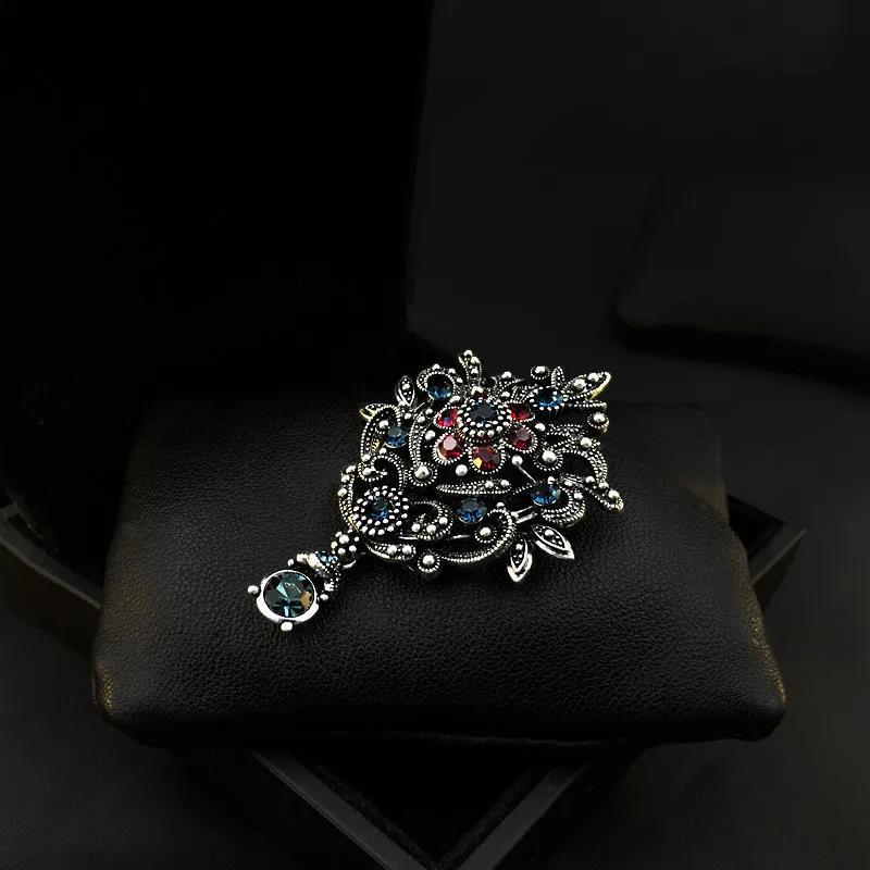 Vintage Court Style Atmospheric Crown Brooch Female High-End Temperament Brooch Elegant Rhinestone Pin Suit Accessories