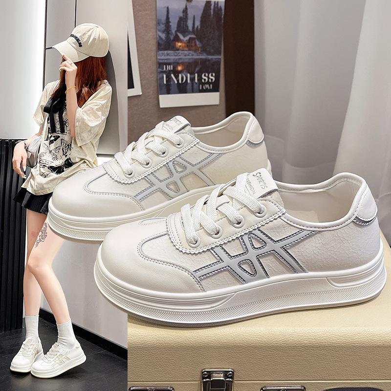 Popular little white shoes women's 2025 summer new versatile flat bottom not tired feet non-slip student leisure sports board shoes