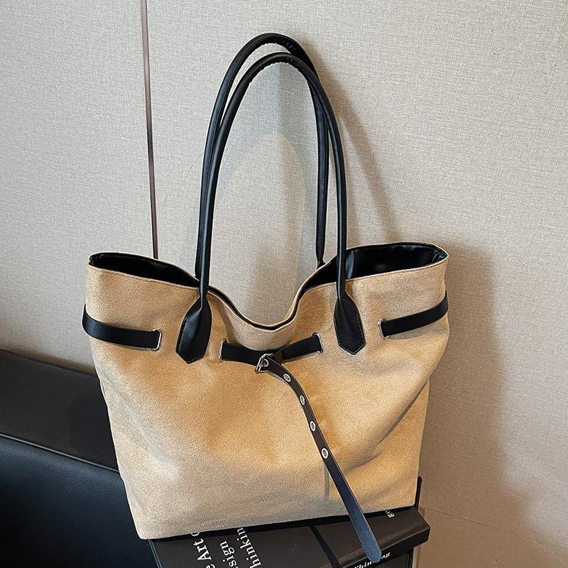 

2025 корейская версия однотонный дизайн большая вместимость темперамент новая мода осенне-зимний тренд досуг поездки на работу плечевая сумка-тоут хаки