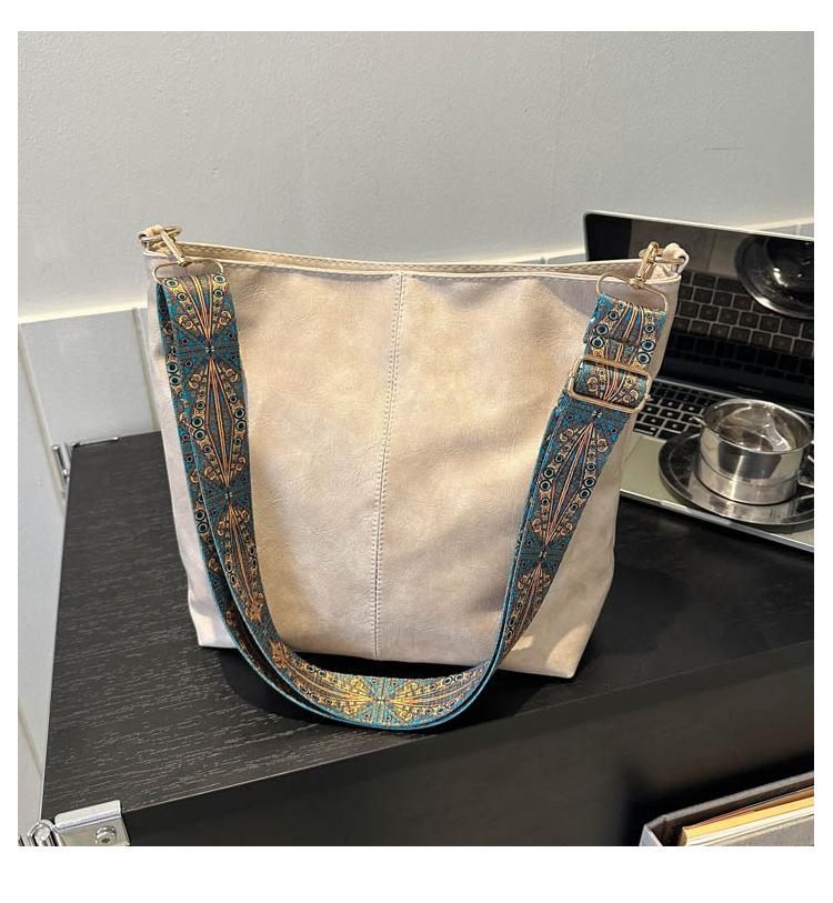 

Xia s new fashionable portable shoulder crossbody large-capacity bucket bag women s bag supports a large number of mixed batches хаки