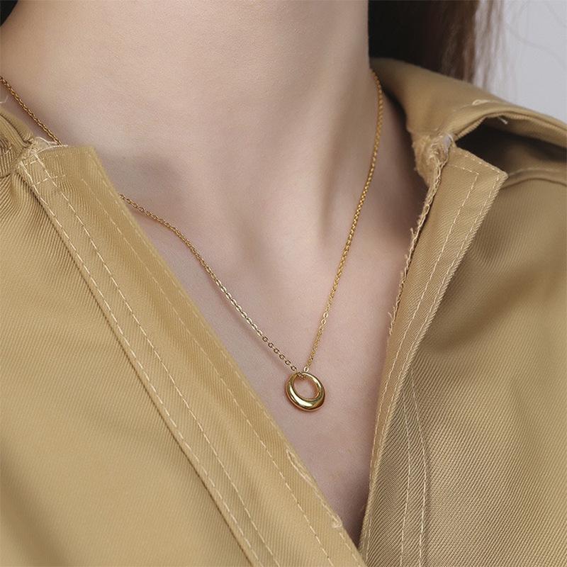Minimalist Luxurious Gold Choker Necklace Elegant And Intellectual Short Pendant For Daily Commute And Casual Wear