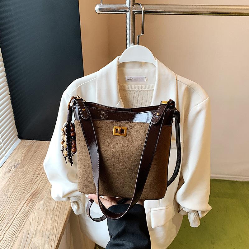 

2025 autumn new casual shoulder messenger bag fashion Korean version trend bucket bag niche design small square bag no pendant