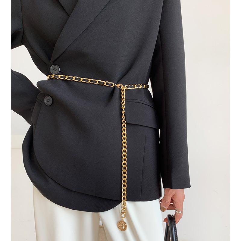 Chaîne de taille chic pour femme avec des maillons métalliques stylés, parfaite pour les tenues d'été et les robes