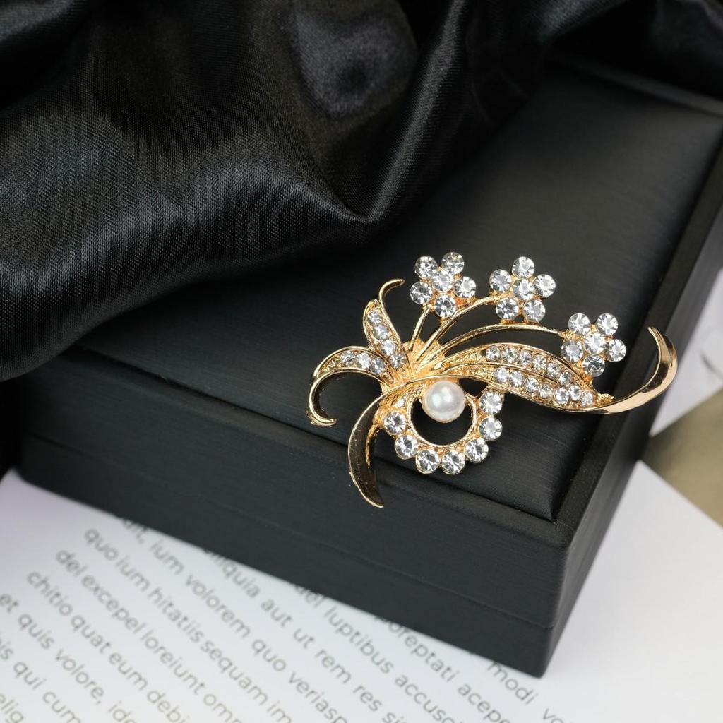 Retro Flower Pearl & Diamond Alloy Brooch Pin