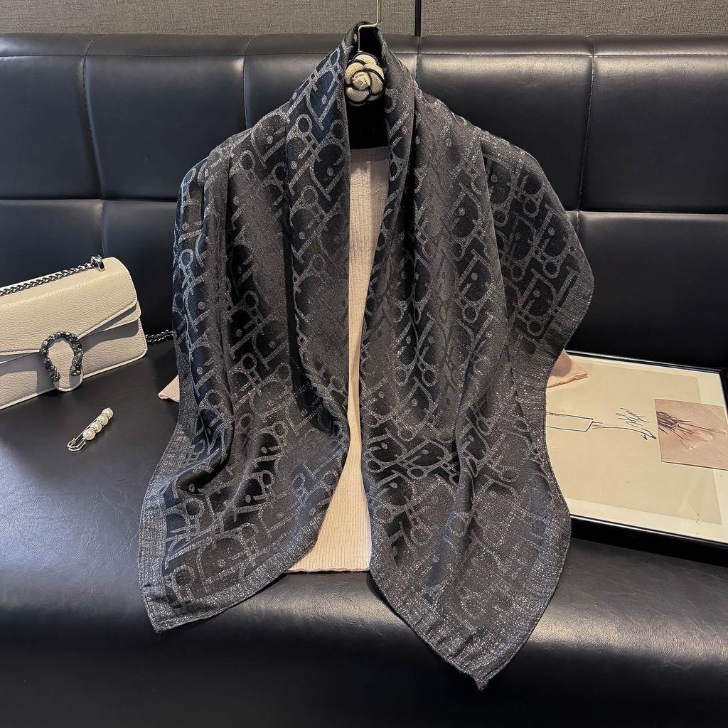 Módní a elegantní špičkový čtvercový šátek z umělého hedvábí Hedvábný šátek Písmeno D Tencel Bavlna Zlatý hedvábný šátek Šátek na hlavu Ženy