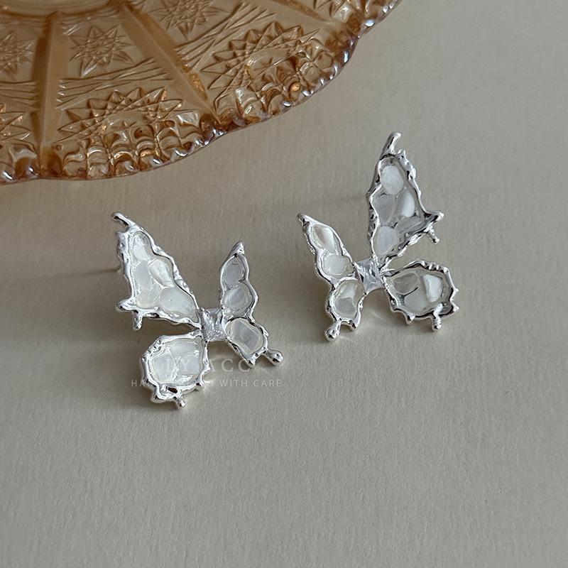 Silver Four-leaf Clover Butterfly Shell Earrings Niche Cold New Chinese Temperament Earrings Fashion Versatile High-end Earrings