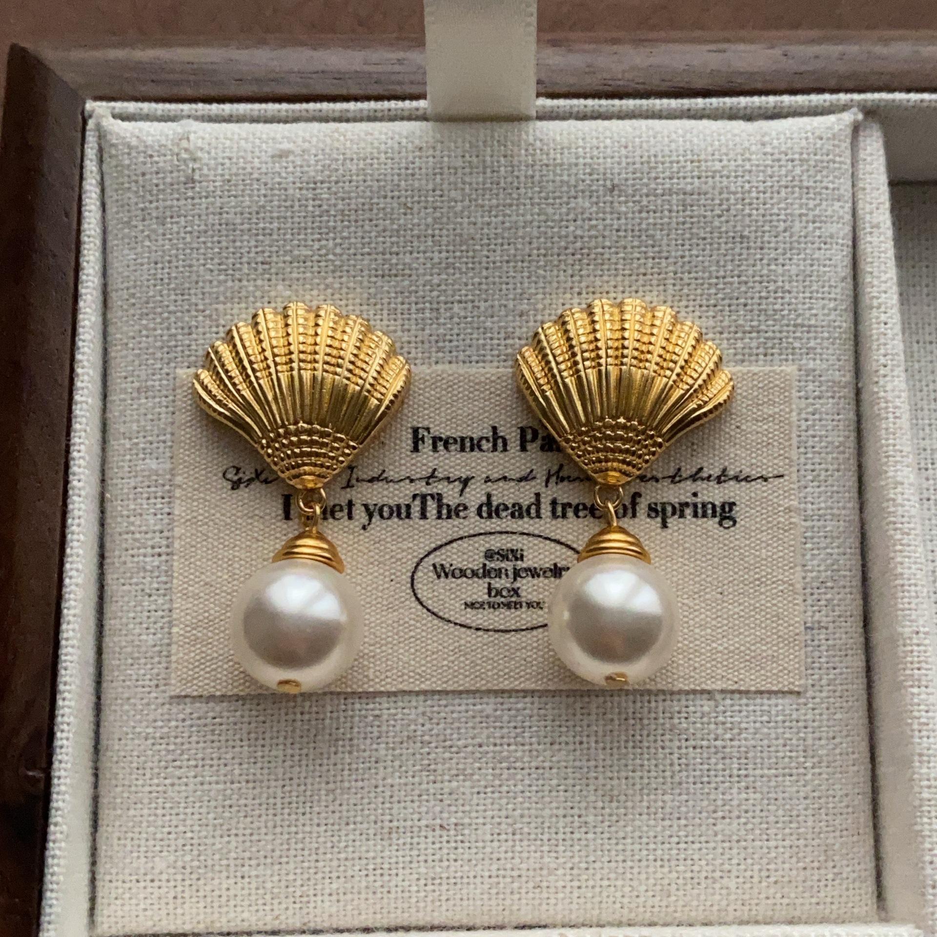 

Metal three-dimensional scallop earrings, round pearl earrings, niche light luxury, minimalist commuting, high-end fashion earrings, women
