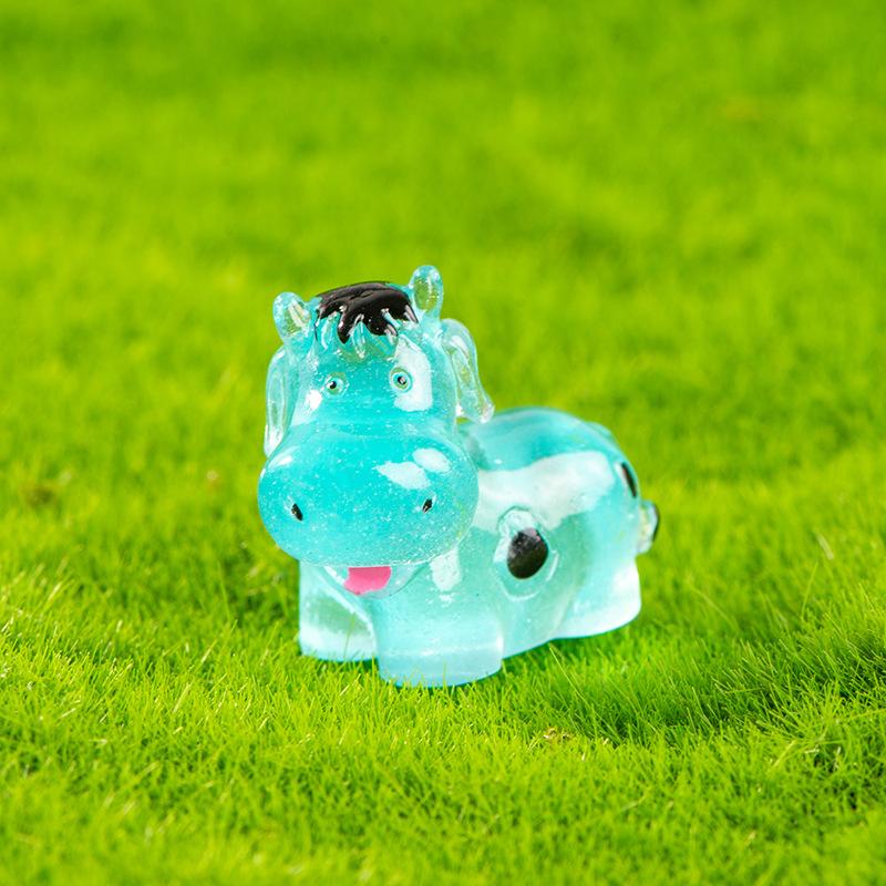 Glow-in-the-dark Cow Resin Decoration Cute Cartoon Three-dimensional Calf Jewelry Micro Landscape Decorative Arts and Crafts Accessories