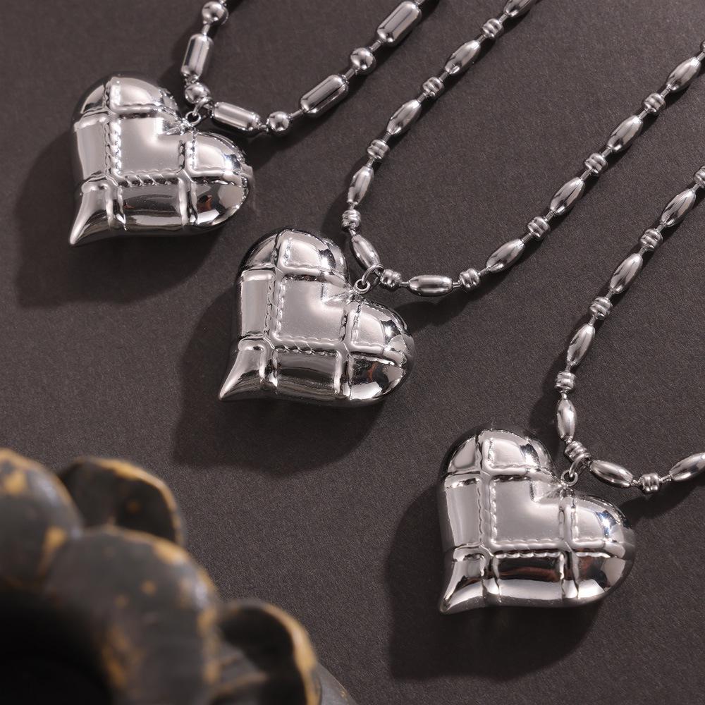 

Retro Titanium Steel Heart Mesh Pendant with Bead Chain