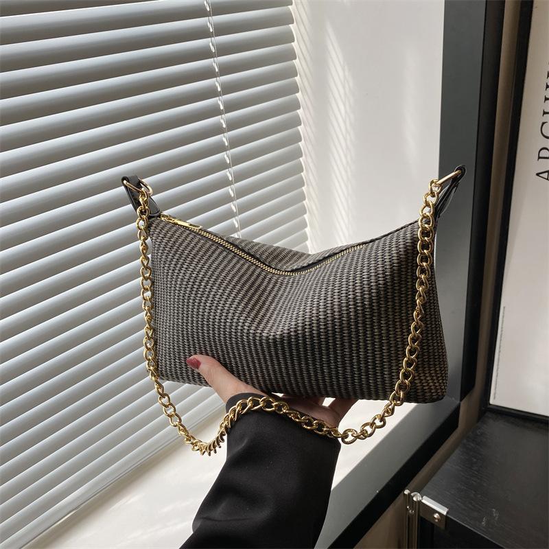 

Красивая повседневная однотонная простая практичная универсальная легкая сумка-багет через плечо на цепочке подмышку чёрный