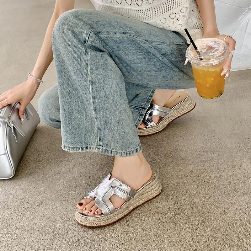 

[Wang Xiaodu] Straw H mop increases height by 6cm~ Thick-soled slippers for women s summer slope heel holiday wear 40