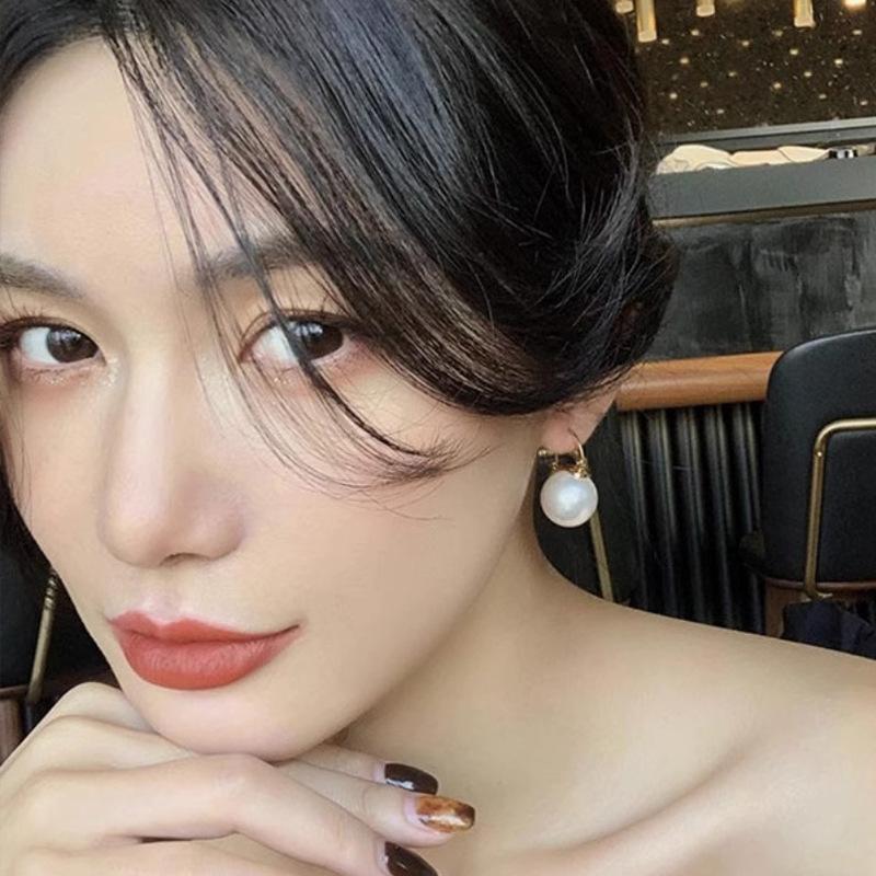 High-end Style Ear Hooks, Fashionable Imitation Pearl Earrings, Elegant and Stylish Jewelry.