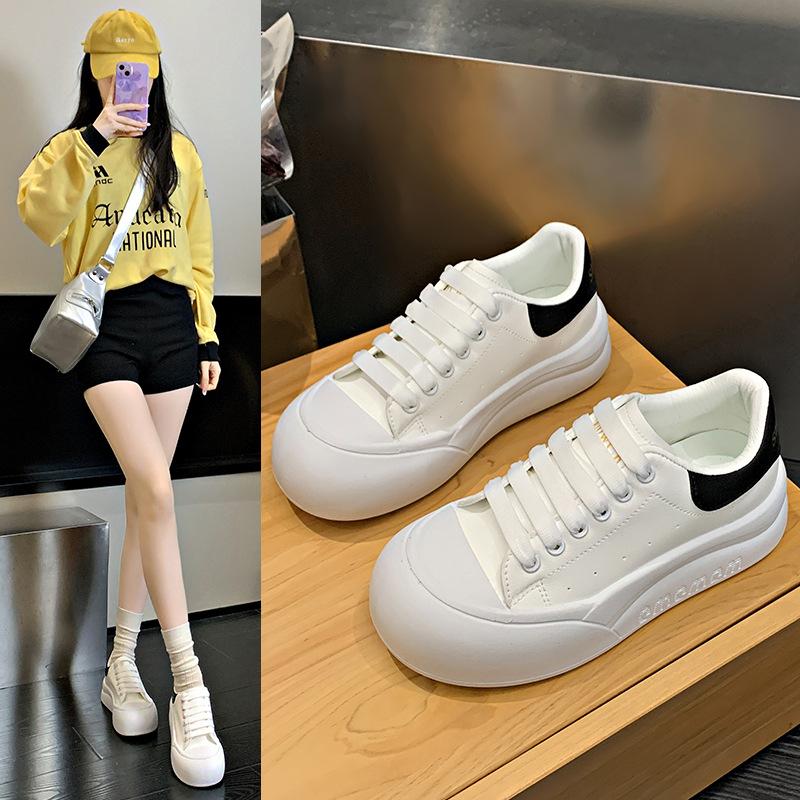 Premium sense versatile platform white shoes women's niche board shoes 2025 super fire new spring and autumn leisure sports bread shoes