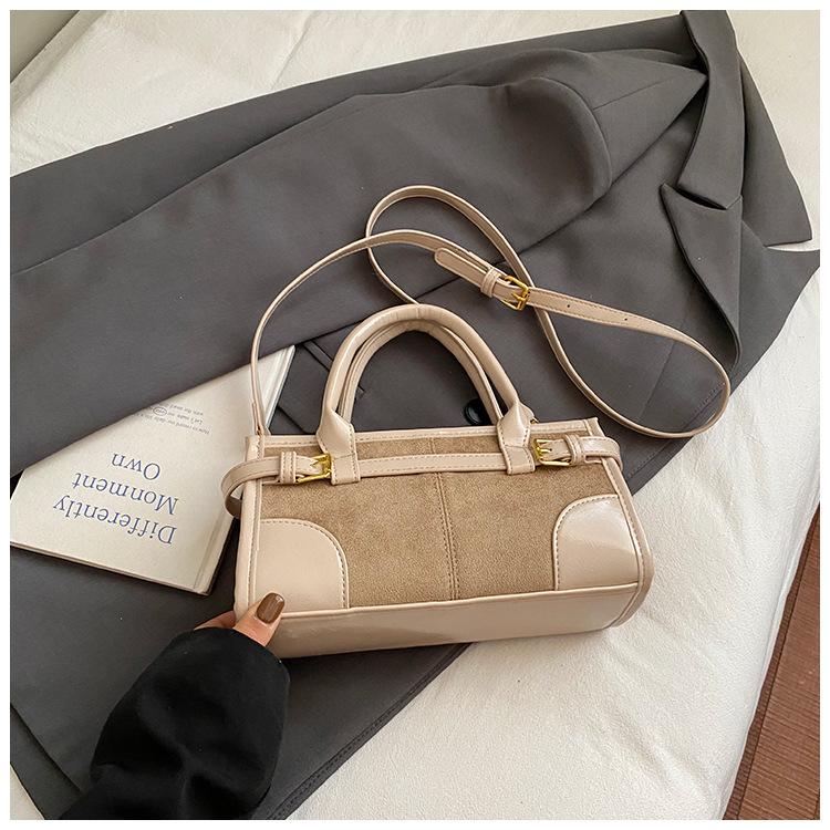 Simple Retro Fashion Messenger High Value 2025 Autumn New Baguette Bag Large Capacity Shoulder Small Square Bag Foreign Style