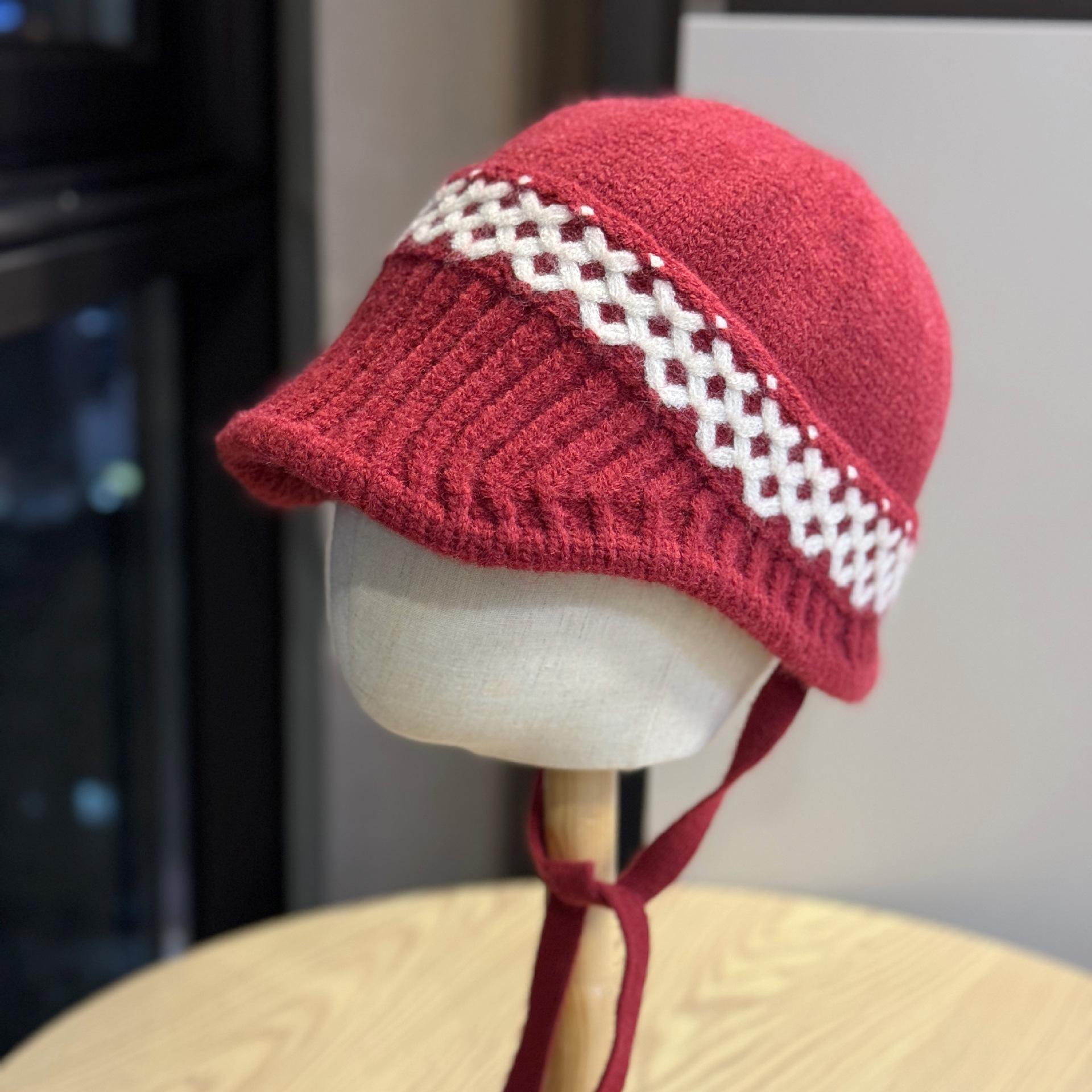 

New autumn and winter niche short ear-protecting woolen hat for women, warm, slimming, unique, with drawstring, knitted hat, Lei Feng hat Adult54-60Average Size вина червоного кольору