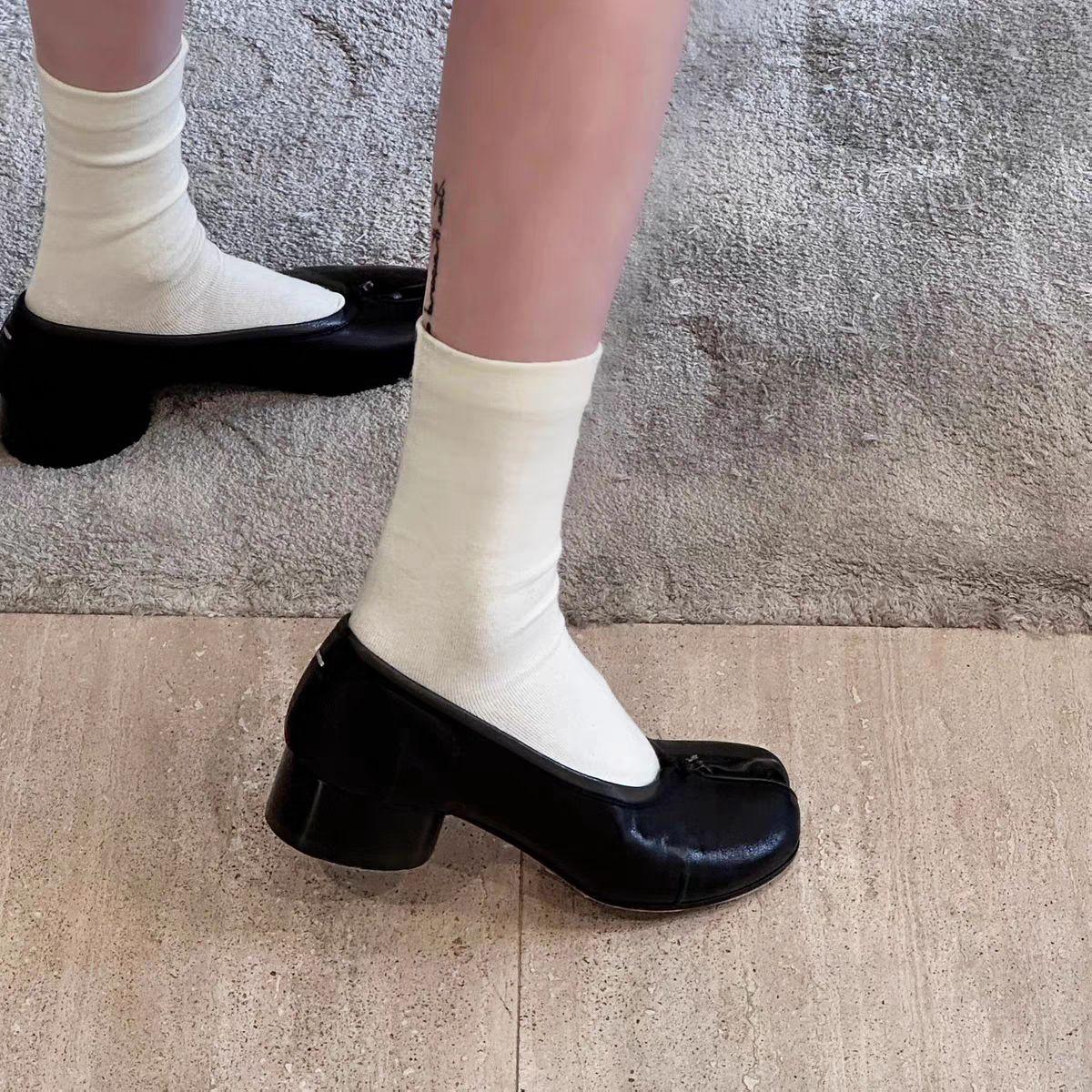 

Версия из овчины~ Нишевые туфли-лодочки из натуральной кожи на толстом каблуке с мелким вырезом, женские туфли-копытца, туфли с раздвоенным носком, Ма 40 чёрный