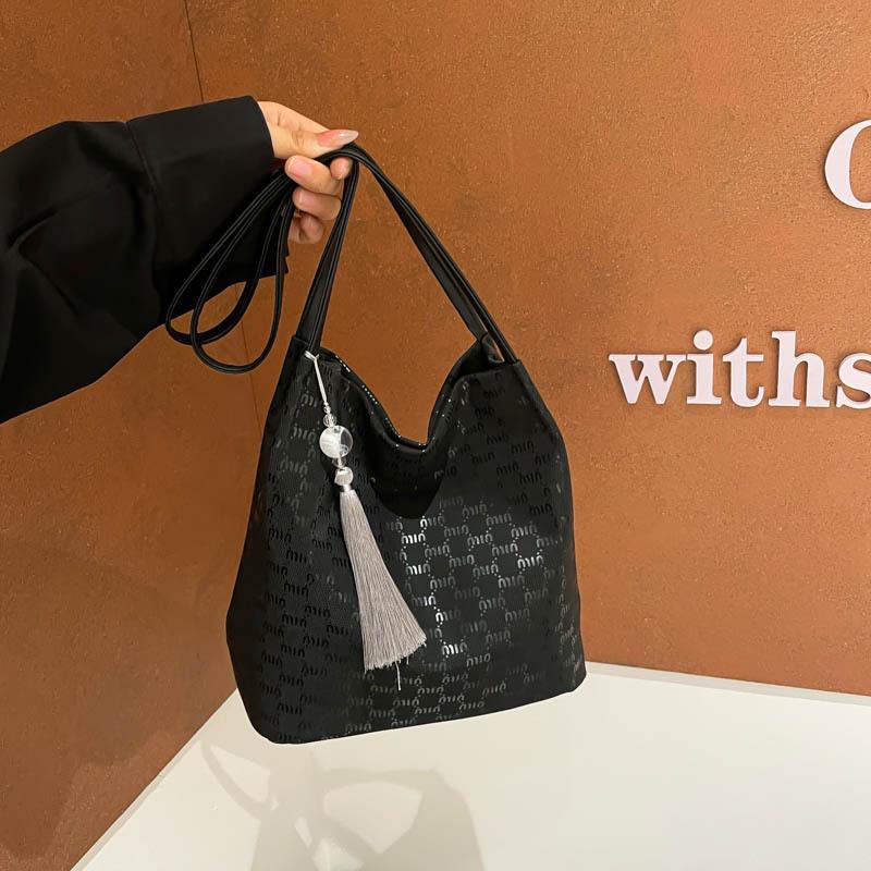 Large Capacity Summer New Temperament Casual Retro Commuter Bag Bucket Bag Women's Fashion Women's Bag