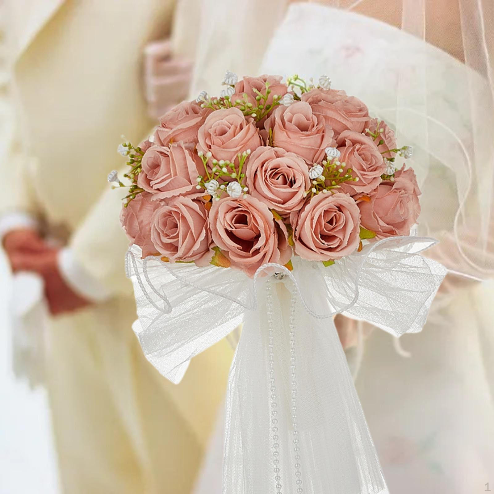 

Букет из искусственных роз для свадебной фотосессии Невеста держит цветы на церемонии розовый