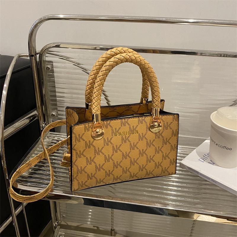 

Ретро принт в стиле инс сумка женская нишевый дизайн сумочка корейская версия зарубежный стиль мода универсальная на плечо мессенджер коричневый