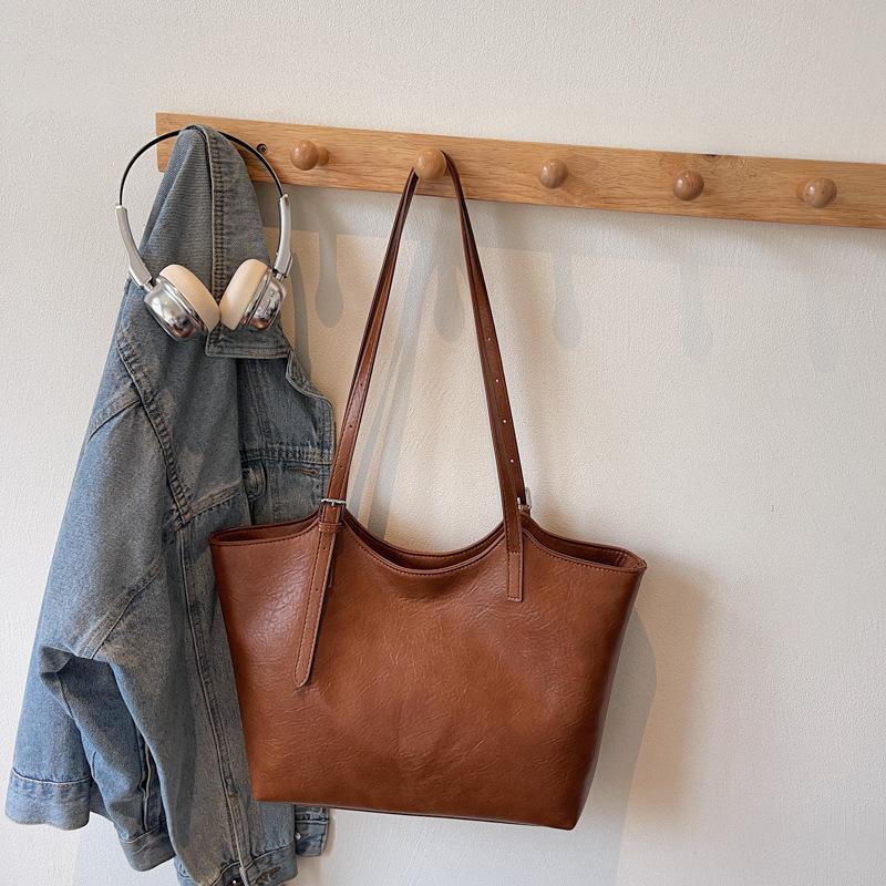 Retro bag women's large capacity 2025 new autumn and winter versatile simple shoulder bag premium texture commuter tote bag