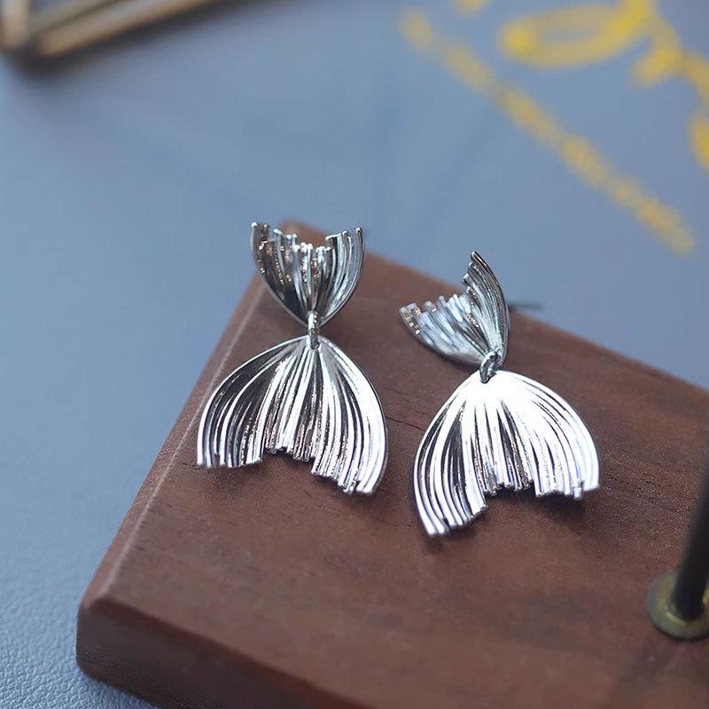 Fish -tailed Earrings Earrings New Korean Temperament Cold and Light Wind Niche Design Sense
