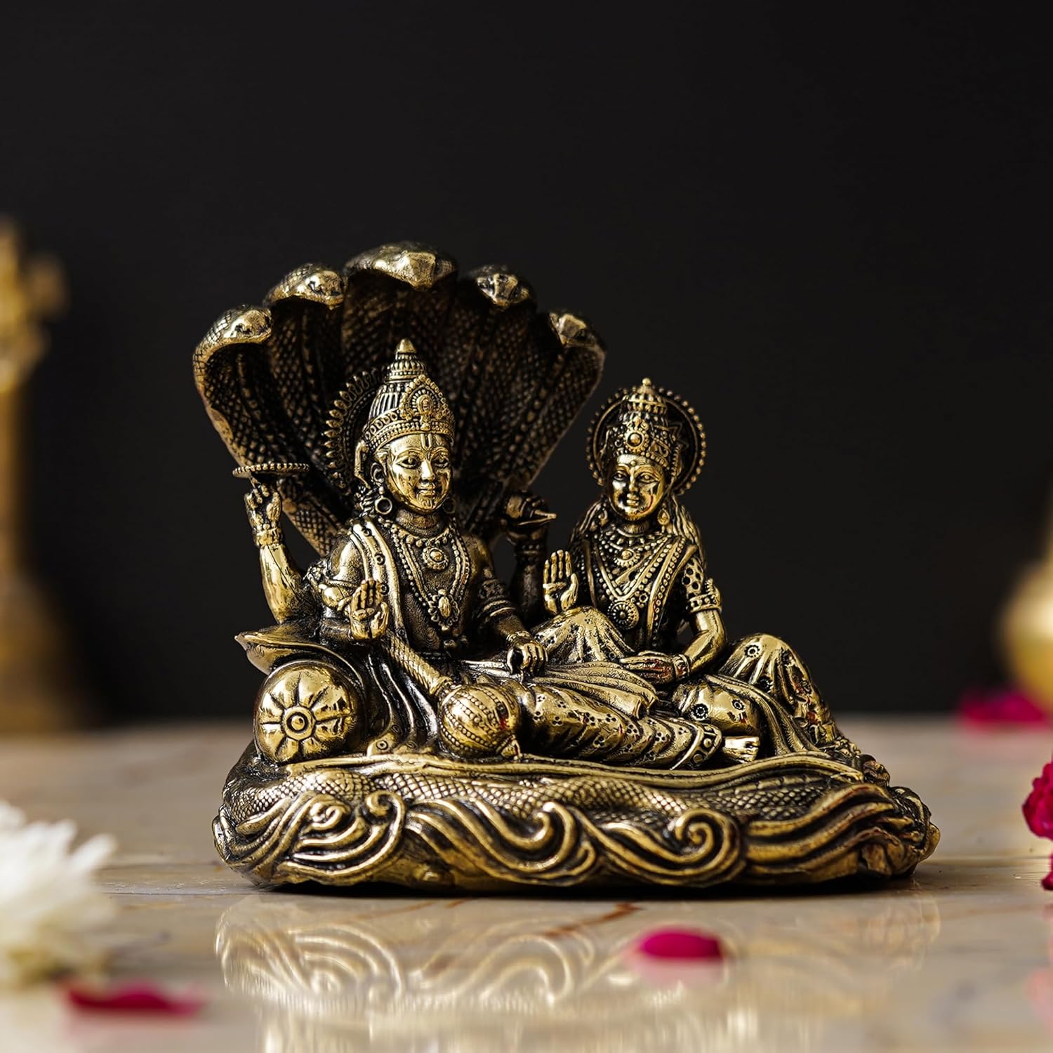 Лакшми Вишну сидят на Шешанаге, Деви Лакшми Вишну Джи отдыхают на статуе змеи