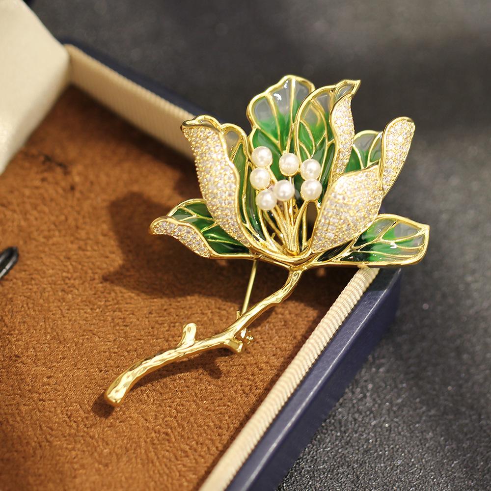 The New Chinese Style Temperament Is Luxurious, Elegant and Exquisite, and the Classic Iris Brooch Is an Anti-light Accessory.