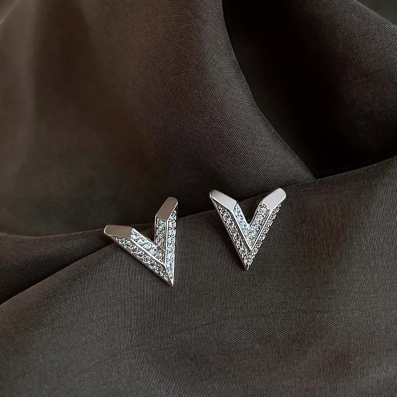 

S925 Copper Needle Hypoallergenic Original Design V-shaped High-level Sense Of Simplicity And Compact Trendy Earring Zircon мідний