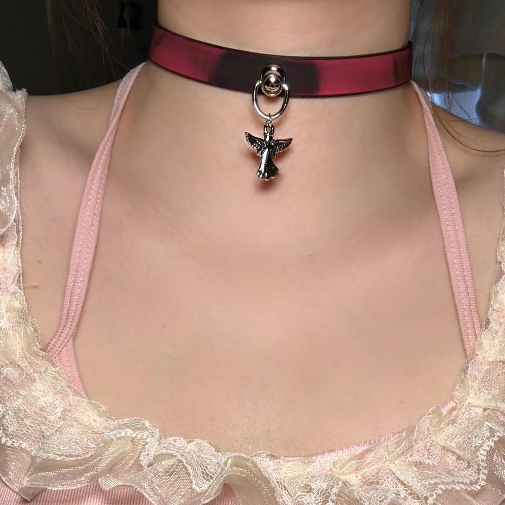 Chique Pittige Meisje Leren Bel Choker Ketting – Uniek Minderheidsontwerp